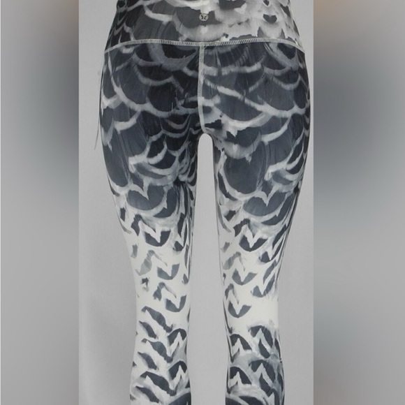 Lululemon wonder under pretty plume cropped 2 - Picture 3 of 8